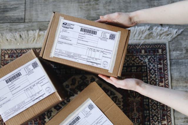 Photo d'illustration : un colis préparé pour un envoi postal